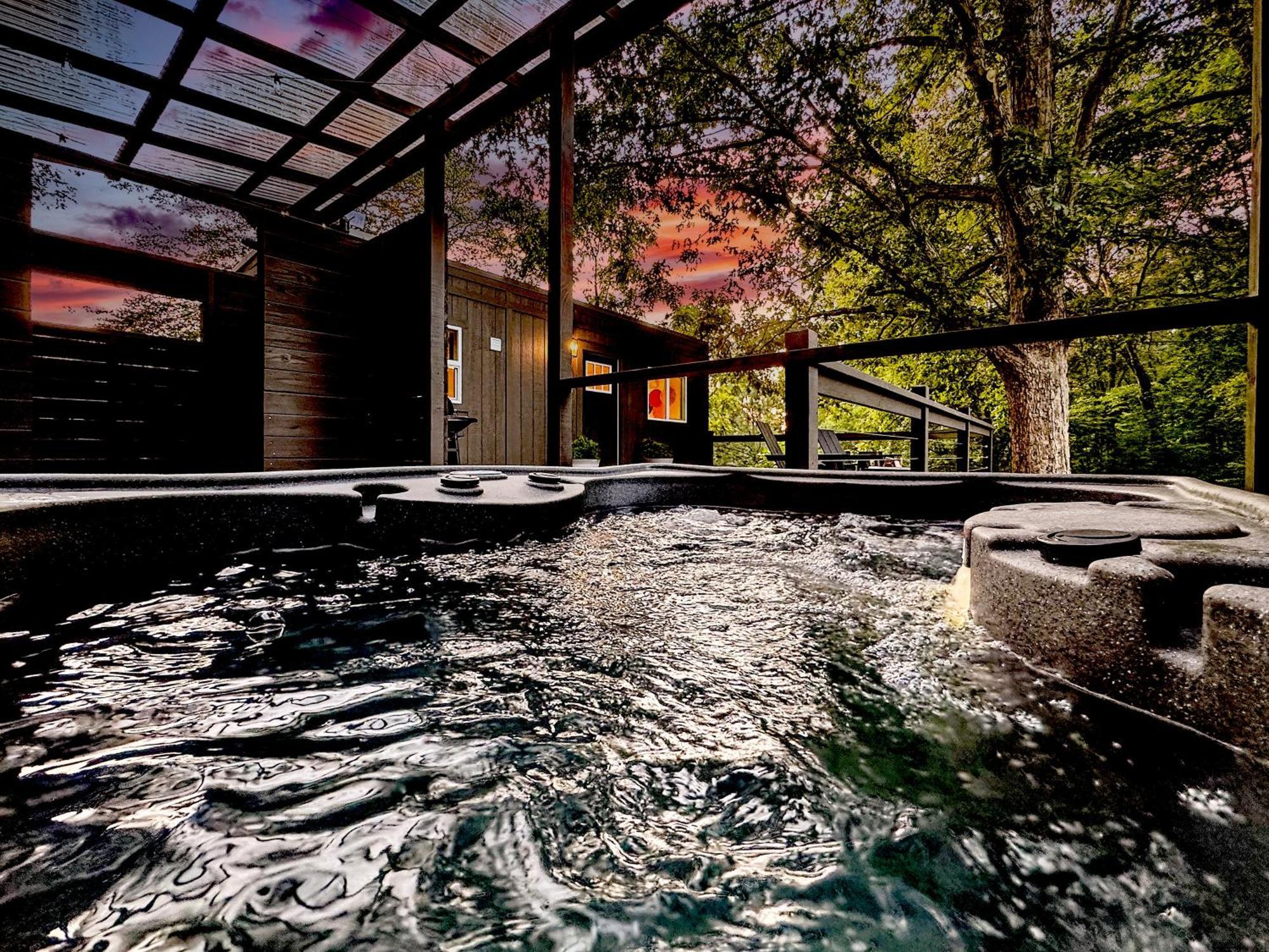 Couples Retreat: King Bed:Hot Tub:Firepit & More ブルーリッジ山脈 エクステリア 写真